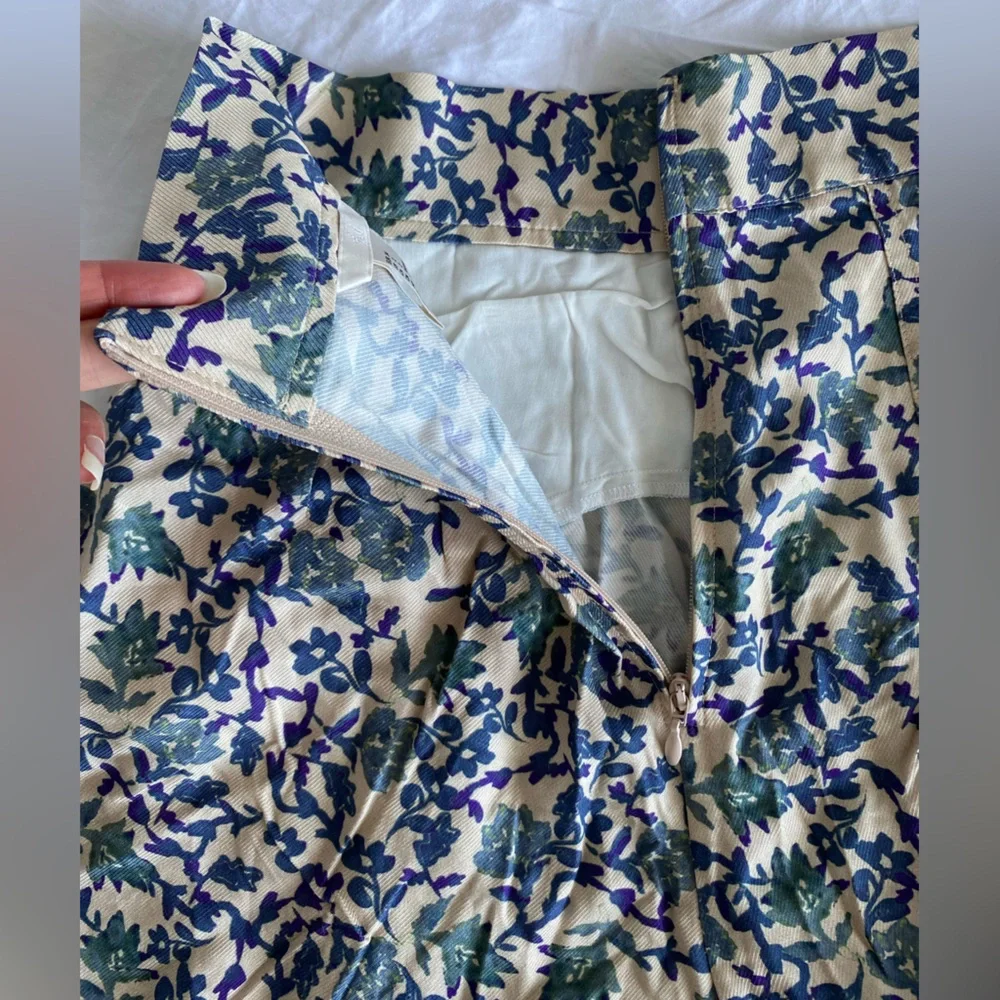 H&M Floral Patterned High waist Pleated short beige Cream blue viscose US 2 NWT